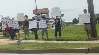 Photo of Pro-Choice demonstrators turn out at busy Joplin intersection