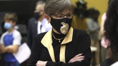 Photo of Kansas governor vetoes Republican plan to ban mask mandates