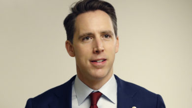 Photo of Hawley blasts Biden Administration as use of Title 42 ends