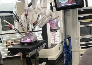 Photo of Freeman shows off advanced Da Vinci surgical robot