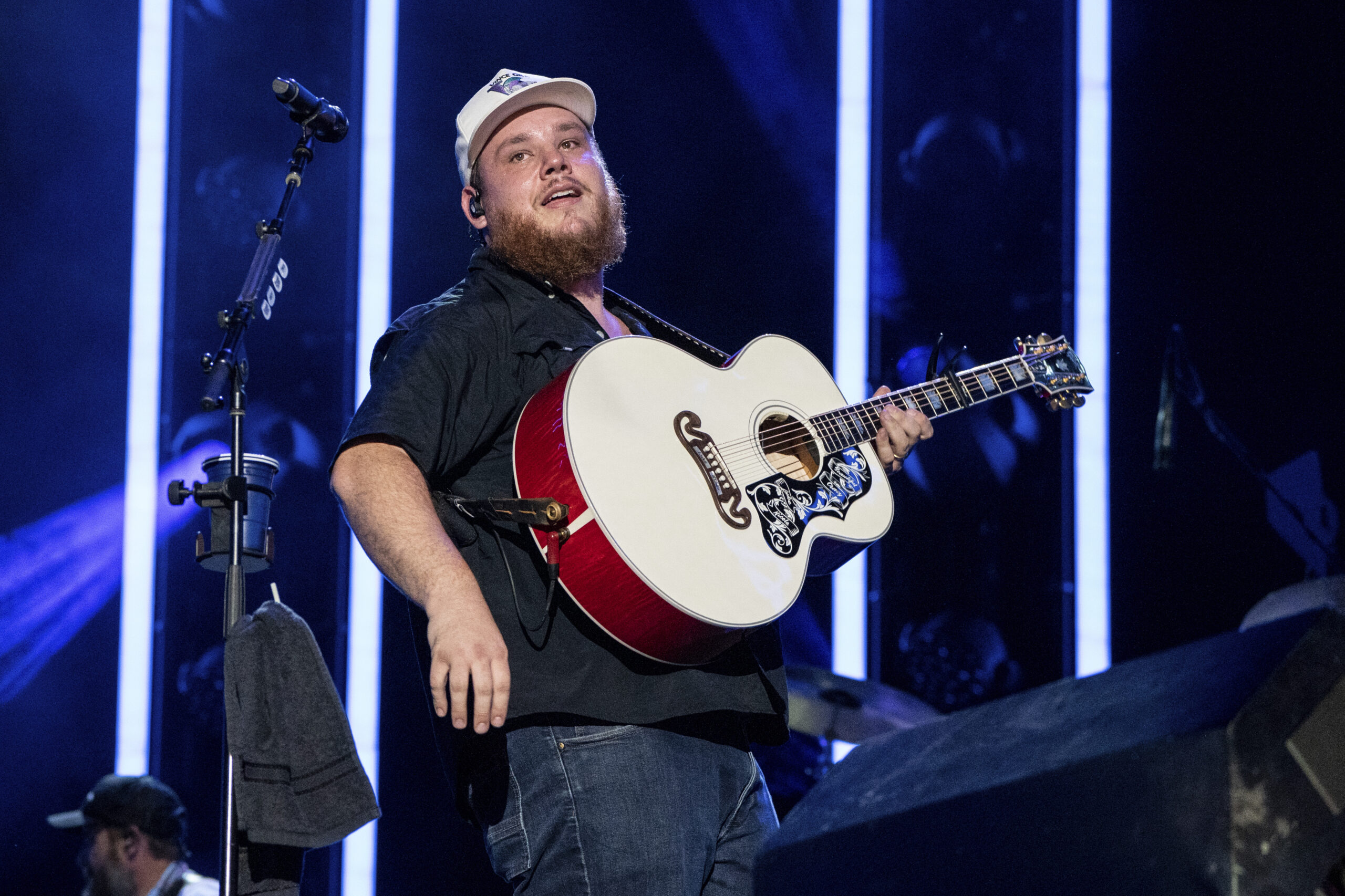 Patrick Mahomes makes surprise appearance at Luke Combs concert – Newstalk  KZRG
