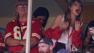 Photo of Taylor Swift makes appearance at Kansas City Chiefs game