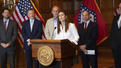 Photo of Arkansas Governor Sarah Huckabee Sanders endorses Donald Trump for President