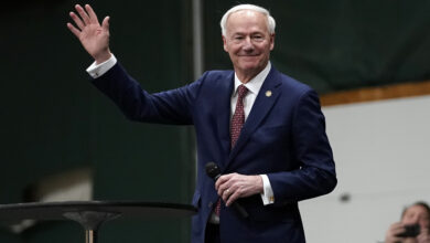 Photo of White House apologizes to former 2024 candidate Asa Hutchinson