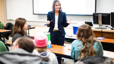 Photo of Students in Kelce College of Business learn from Executive in Residence