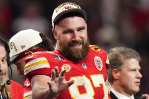 Chiefs and TE Travis Kelce agree to 2-yea...