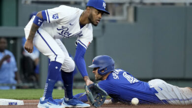 Photo of Witt’s 2-run double after a costly Blue Jays error sends Kansas City to a 3-2 win over Toronto