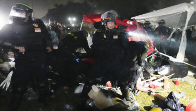 Photo of Police move in and begin dismantling pro-Palestinian demonstrators’ encampment at UCLA