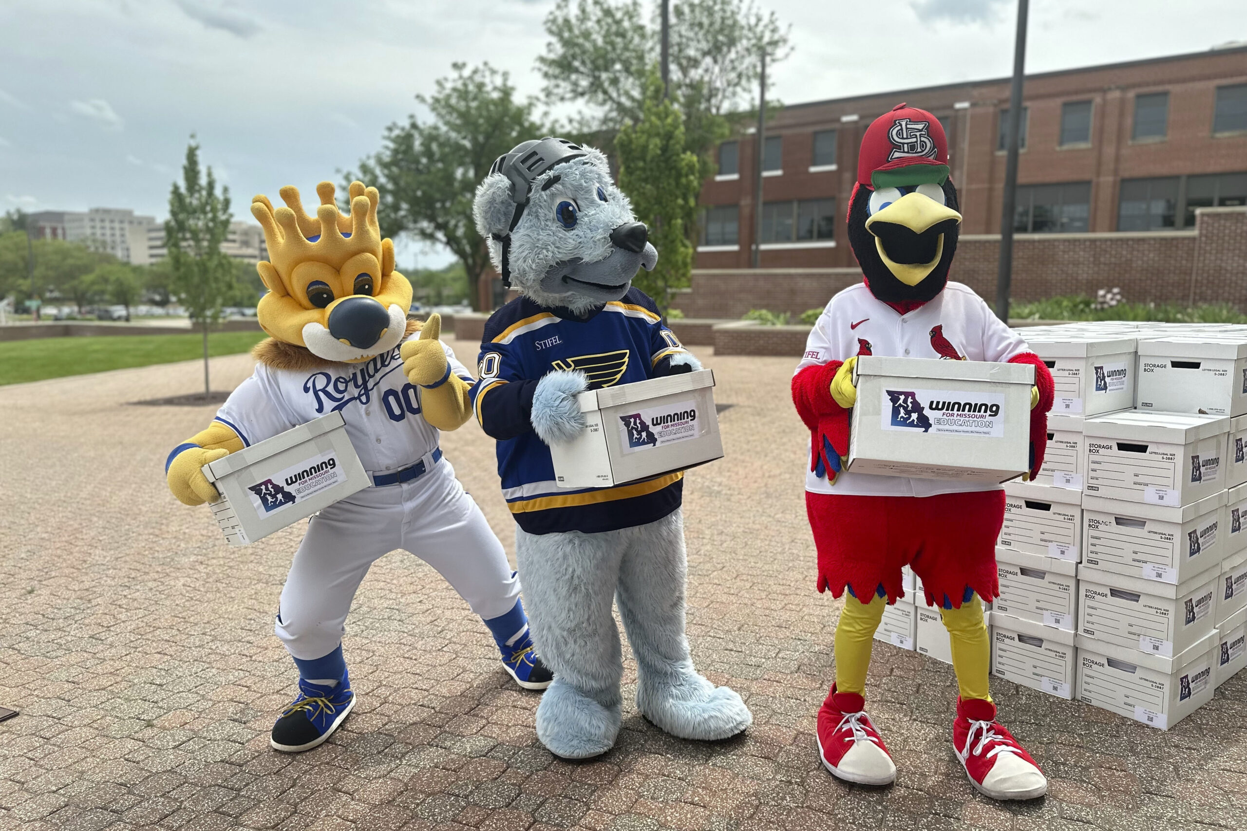 Campaign to legalize sports betting in Missouri gets help from mascots to haul voter signatures – Newstalk KZRG