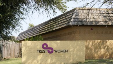 Photo of Kansas clinic temporarily halts abortions after leadership shakeup