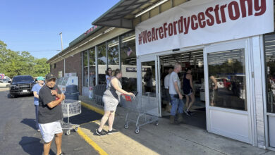 Photo of Arkansas grocery store reopens in wake of mass shooting that left 4 dead