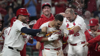 Photo of Arenado hits a 10th-inning grand slam to give the Cardinals a 10-6 win over the Brewers