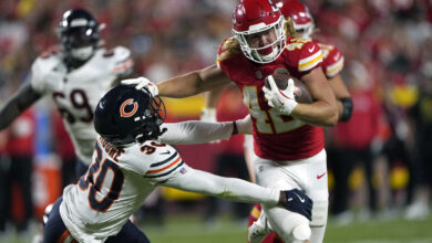 Photo of Bagent leads Chicago to 34-21 preseason win over Chiefs; Bears’ Coleman taken away on a stretcher