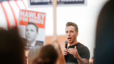 Photo of Hawley rallies supporters in Webb City for re-election campaign