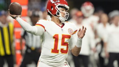 Photo of Mahomes throws 2 touchdown passes and the Chiefs’ defense preserves a 22-17 win over the Falcons